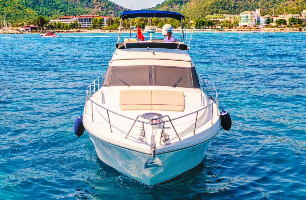 Facile fuga da Kemer: un'escursione in barca di 2 ore e 30 minuti a bordo di un motoscafo.