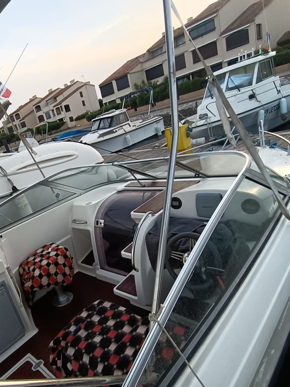 Une journée à Saint-Cyprien sur un bateau à moteur