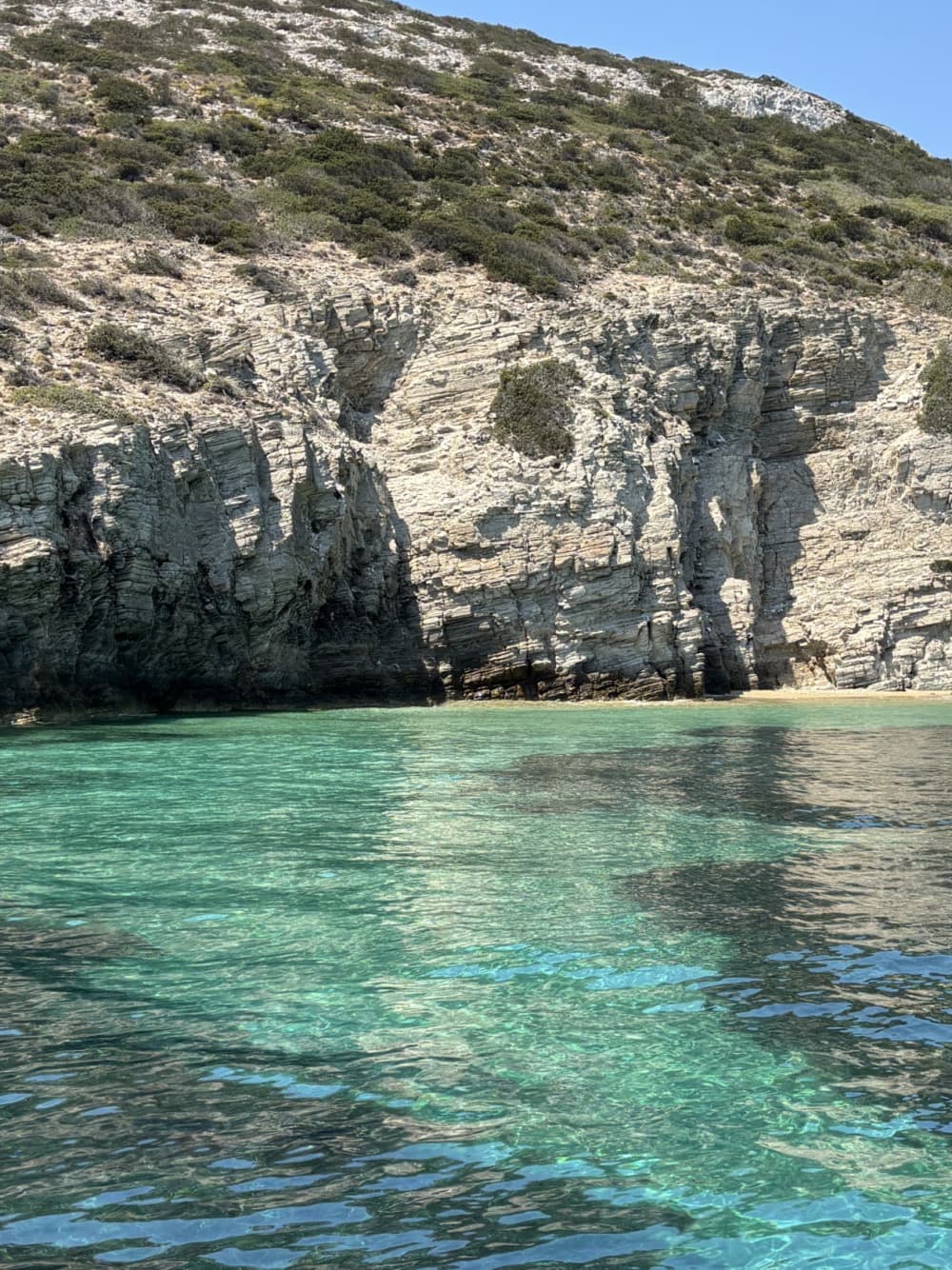 Descubre las costas de Paros y Antiparos: Una excursión de un día completo a bordo de una lancha motora.