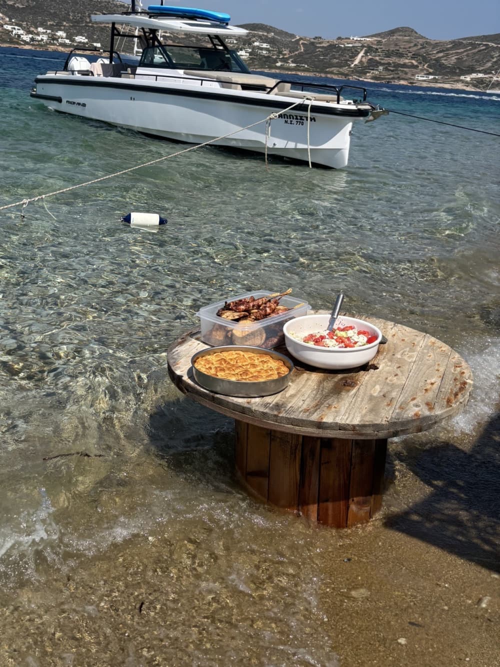 Découvrez les côtes de Paros et d'Antiparos : une excursion d'une journée complète à bord d'un bateau à moteur