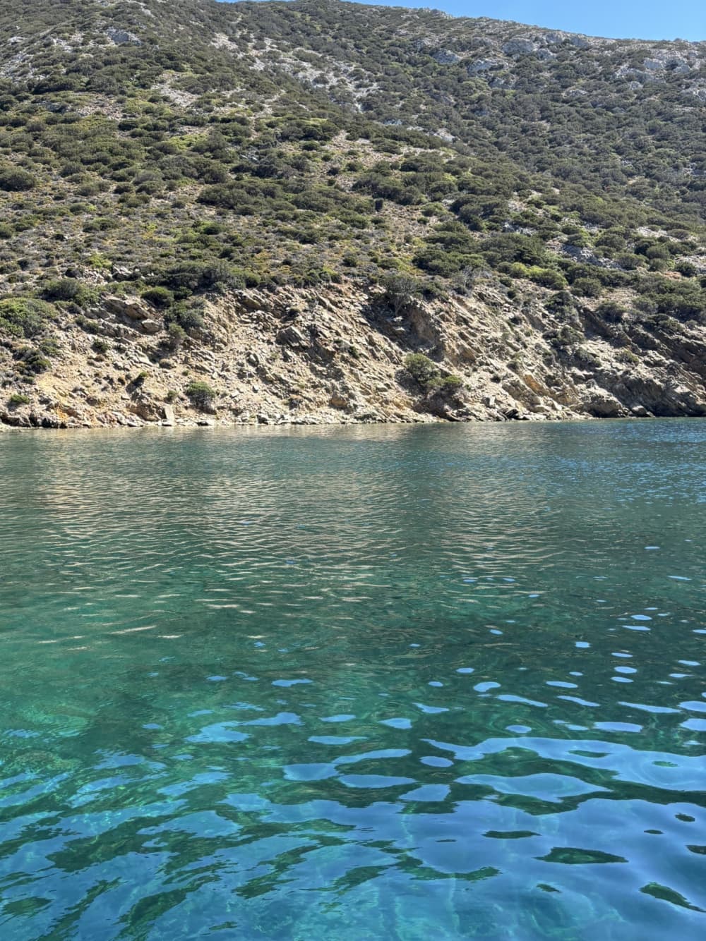 Découvrez les côtes de Paros et d'Antiparos : une excursion d'une journée complète à bord d'un bateau à moteur