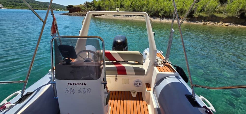 Njut av solen på en 9 timmar lång båttur i Stara Novalja