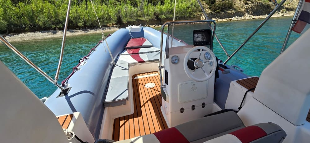 Njut av solen på en 9 timmar lång båttur i Stara Novalja