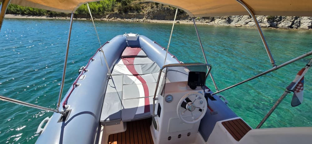 Njut av solen på en 9 timmar lång båttur i Stara Novalja