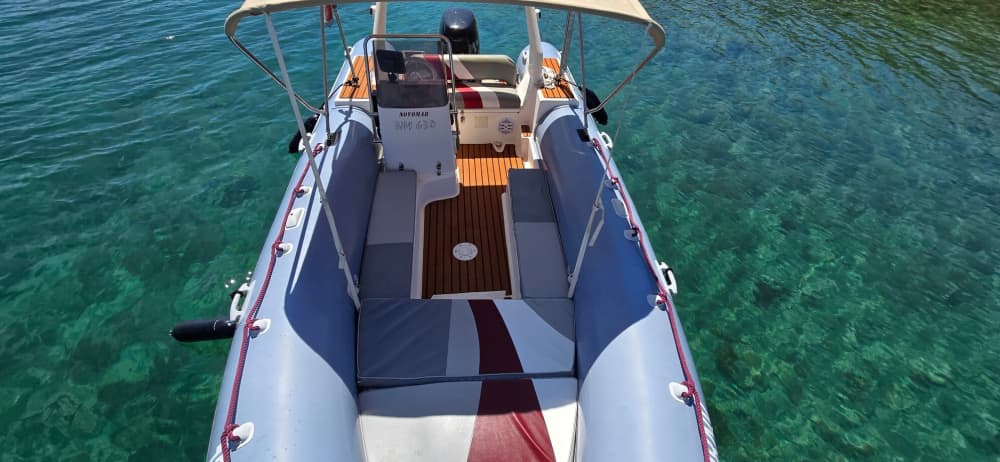 Njut av solen på en 9 timmar lång båttur i Stara Novalja