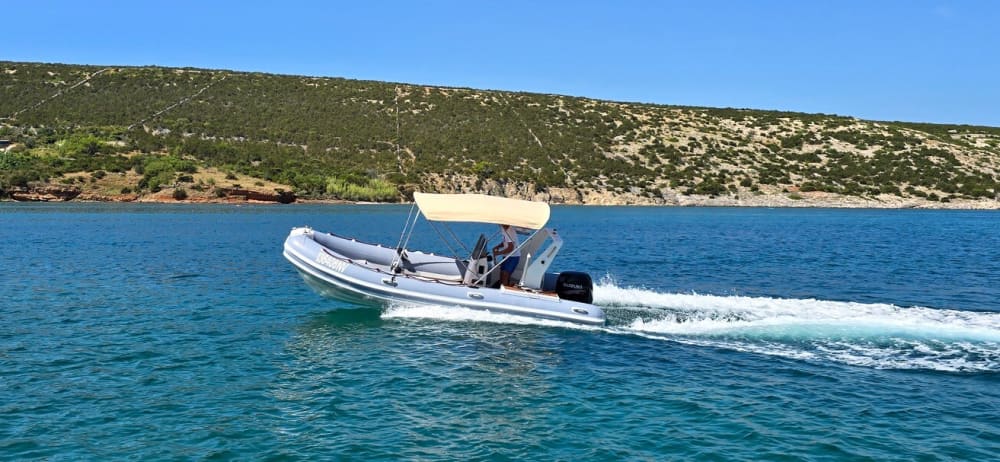 Njut av solen på en 9 timmar lång båttur i Stara Novalja