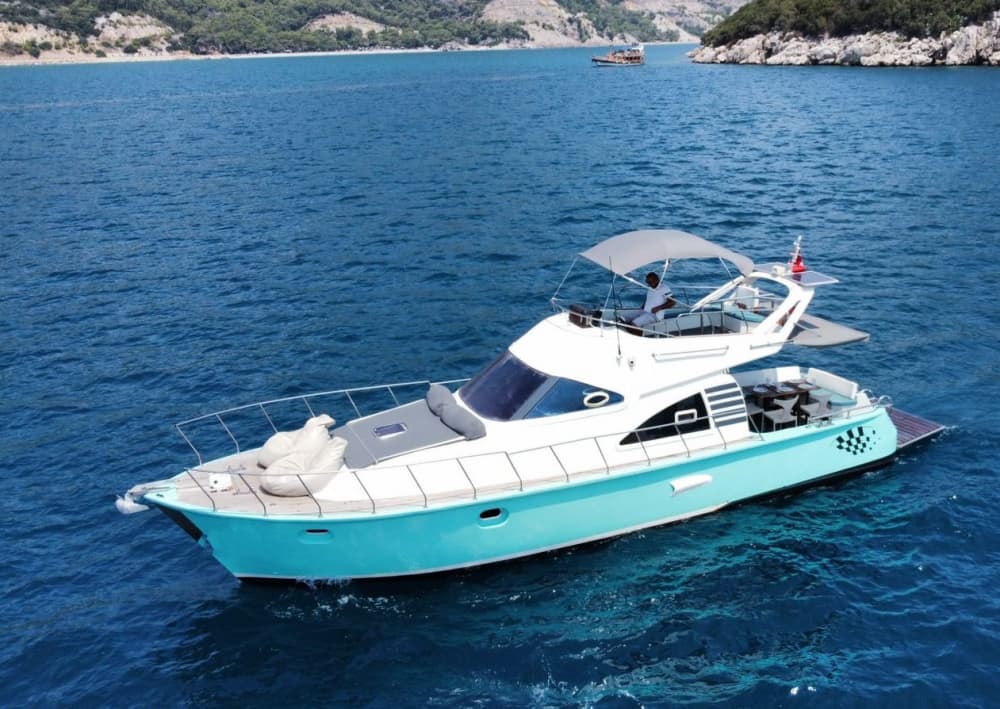 Verken Antalya in een halve dag: huur een motorboot voor 2 uur.