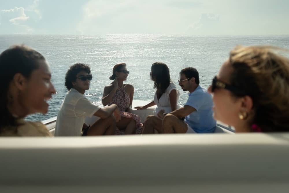 Vue imprenable sur le coucher de soleil et célébration au champagne