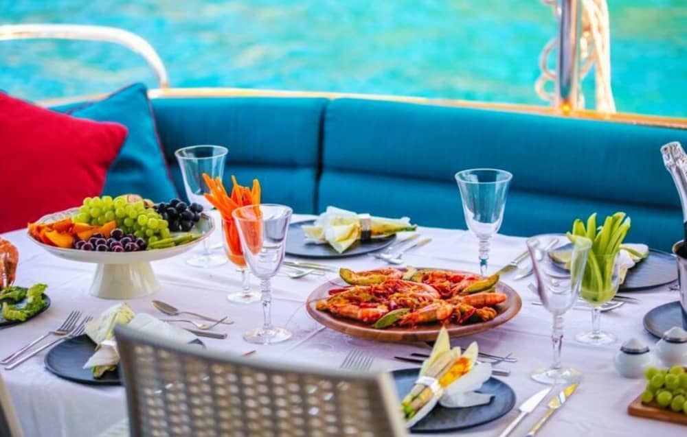 Geniet van de zon tijdens een 7 uur durende boottocht in Fethiye.