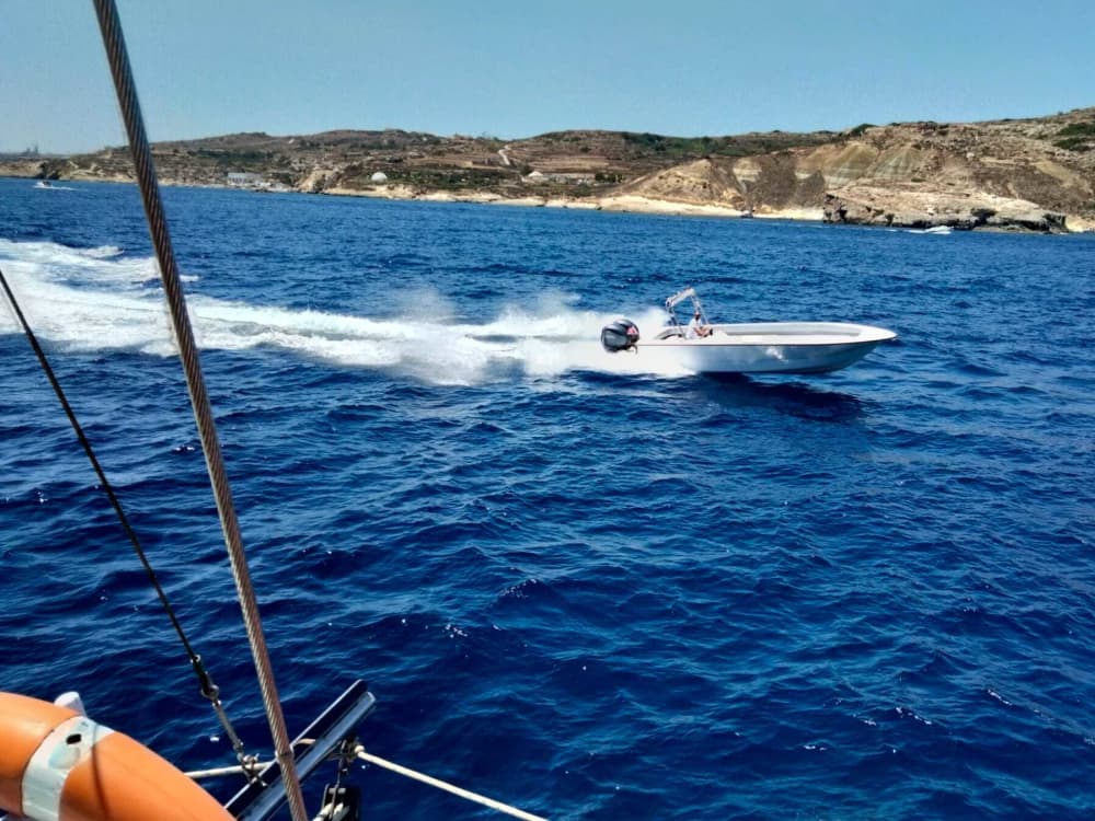 Escursione in barca di mezza giornata a Malta a bordo di un motoscafo.