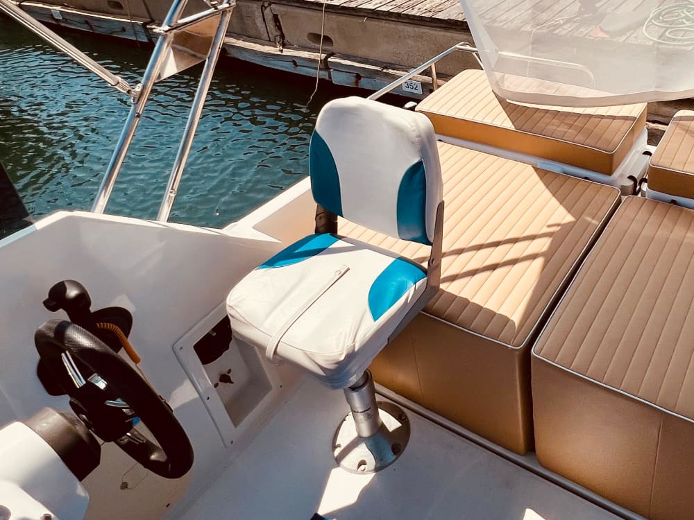 Esclusivo Tour in Barca a Porto Rotondo: Un'intera giornata di lusso e relax