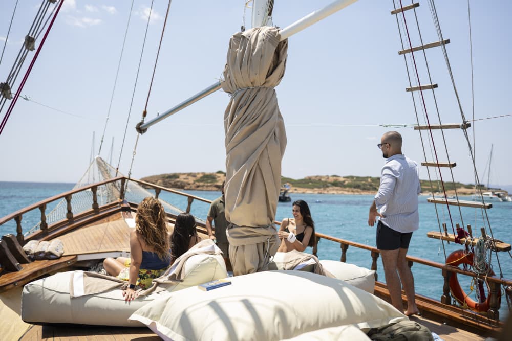 Flykt från Aten: 5 timmars avkoppling på en motorbåt