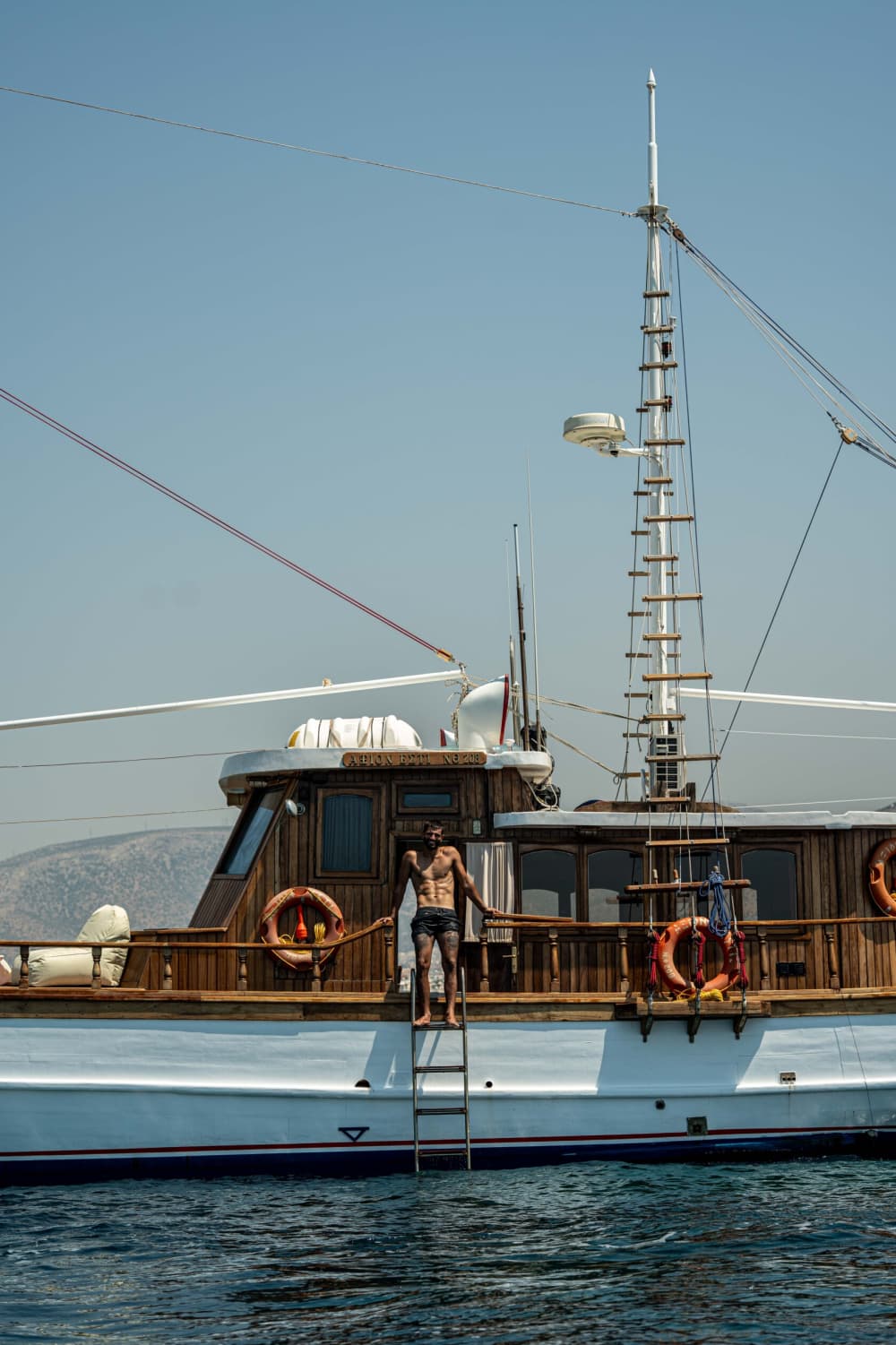 Flykt från Aten: 5 timmars avkoppling på en motorbåt