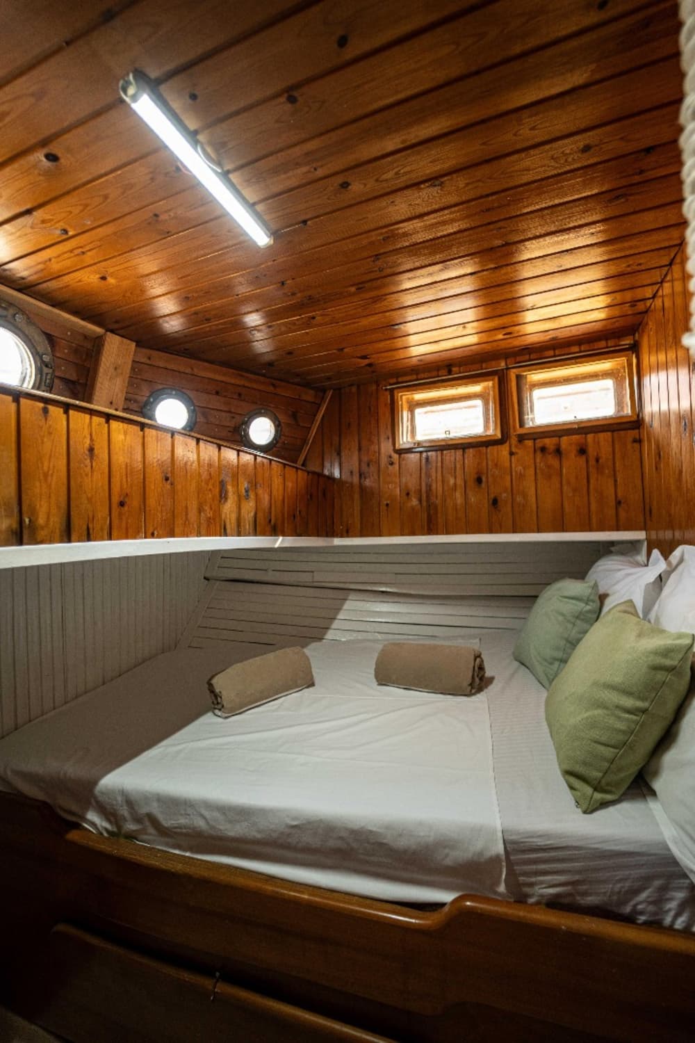 Flykt från Aten: 5 timmars avkoppling på en motorbåt