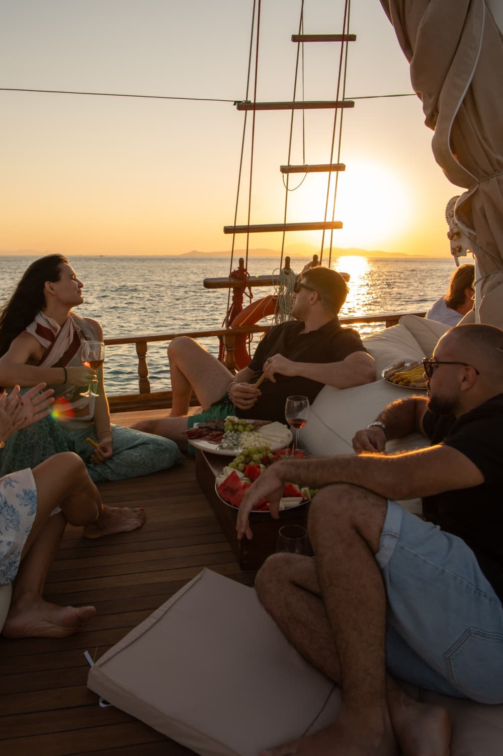 Flykt från Aten: 5 timmars avkoppling på en motorbåt