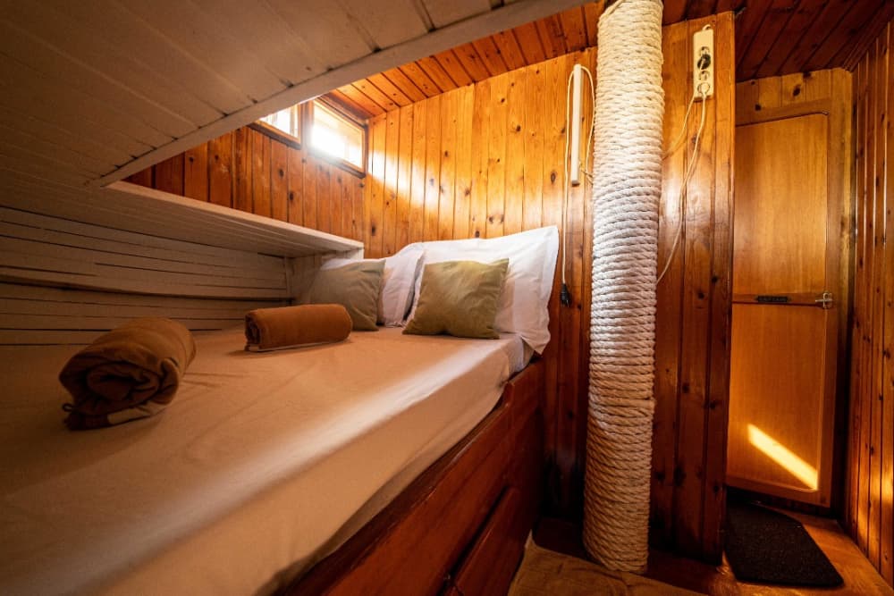 Flykt från Aten: 5 timmars avkoppling på en motorbåt