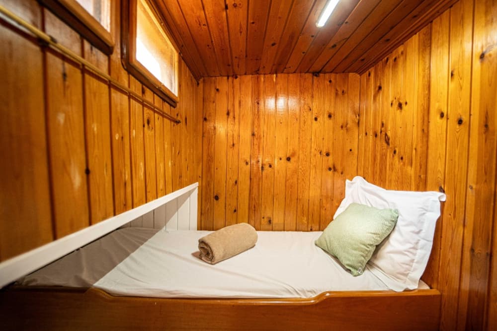 Flykt från Aten: 5 timmars avkoppling på en motorbåt