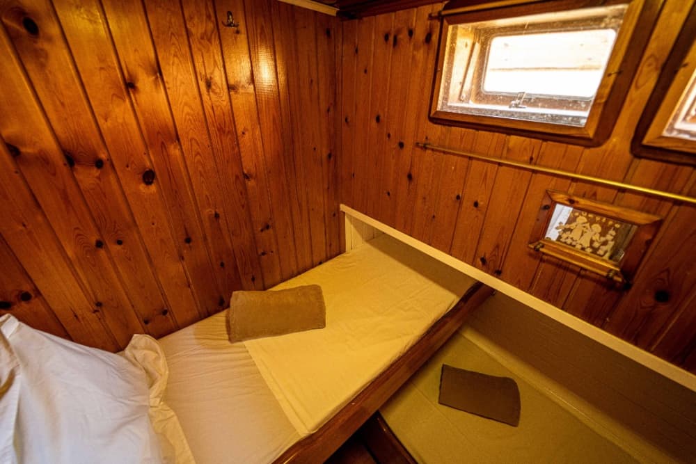 Flykt från Aten: 5 timmars avkoppling på en motorbåt