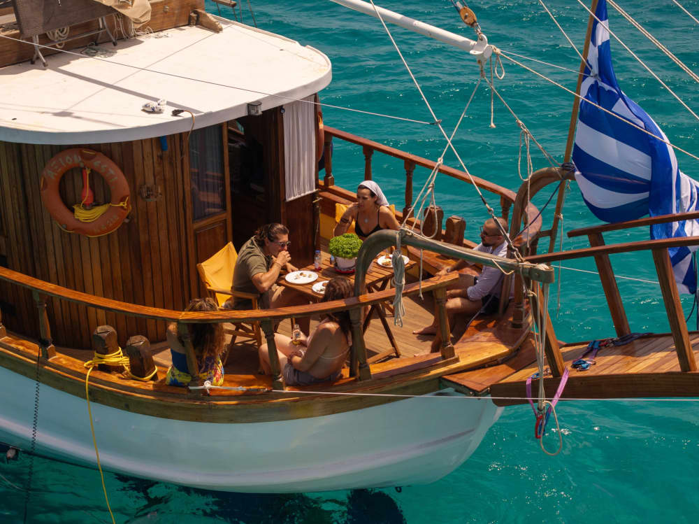 Flykt från Aten: 5 timmars avkoppling på en motorbåt