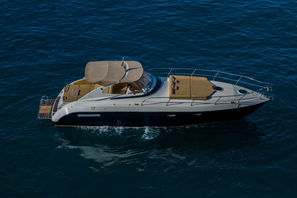 Capri: Privat 7-timmars båttur med drycker och tid på ön