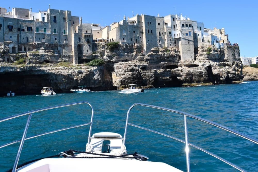 Le Grotte di Polignano: Tour di 4 Ore e Aperitivo in Barca