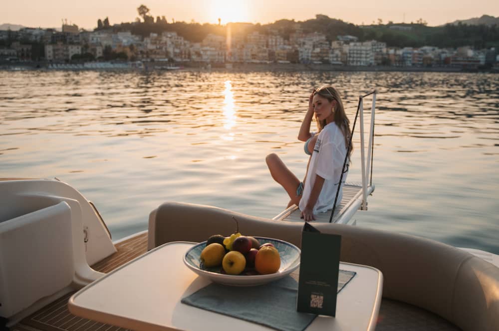 Encantamento Breve: Um Passeio de 2 Horas pelas Maravilhas do Mar a Bordo