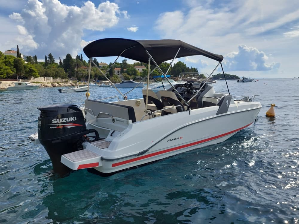 Um dia em Hvar: Desfrute de 7 horas de descobertas em um barco a motor.