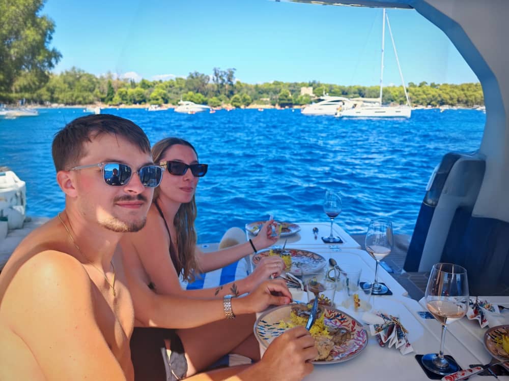 ¡Estoy celebrando mi cumpleaños o despedida de soltera en un yate! ¡8 horas de locura!