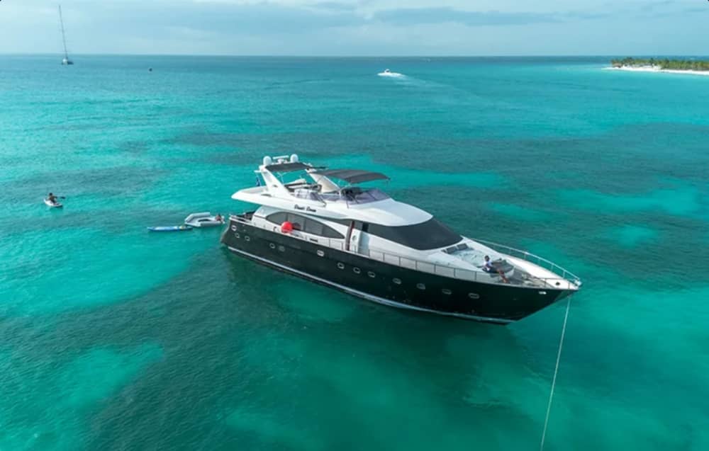 Luxury Meets Adventure – Yacht Tour from Bávaro to Isla Catalina!