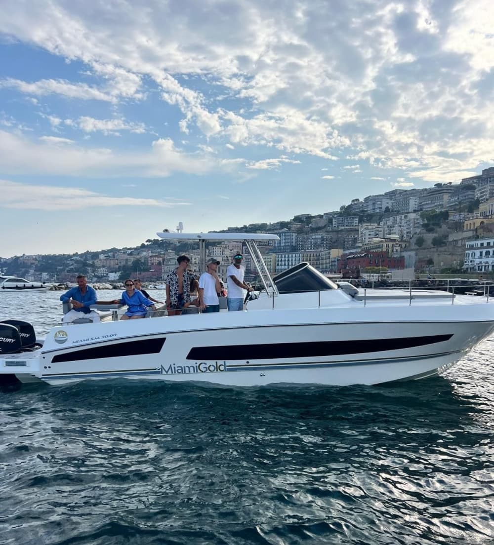Las Islas Flégreas en yate durante 8 horas: lujo entre Procida e Ischia