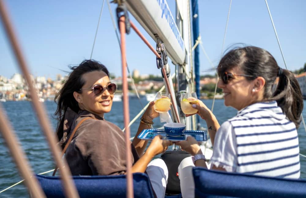 Hora dorada en velero: el recorrido de 2 horas al atardecer que es la manera perfecta de terminar el día