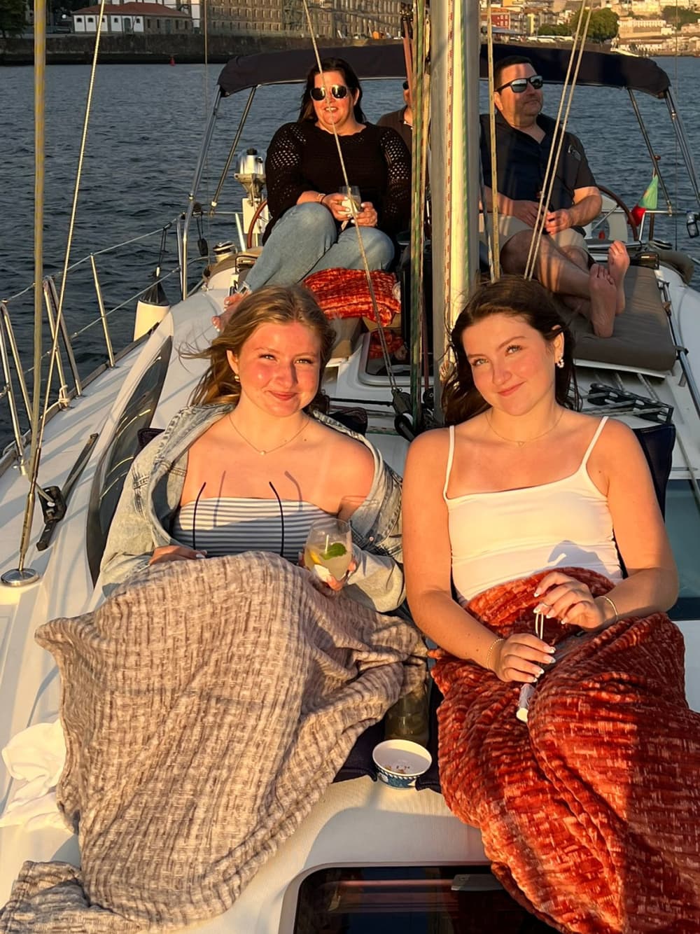 Hora dorada en velero: el recorrido de 2 horas al atardecer que es la manera perfecta de terminar el día