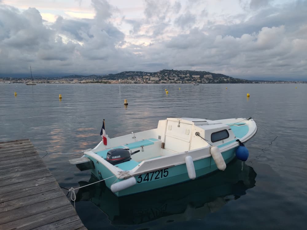 4-timmarskryssning – På väg till Billionaires' Bay eller en av Lérinsöarna.
Det perfekta valet för en avkopplande eftermiddag.