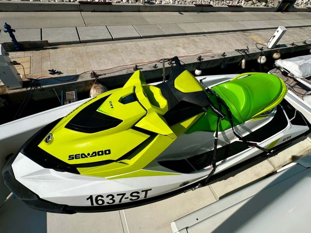 Profitez d'une excursion de 9h30 en bateau à moteur pour explorer Taormina