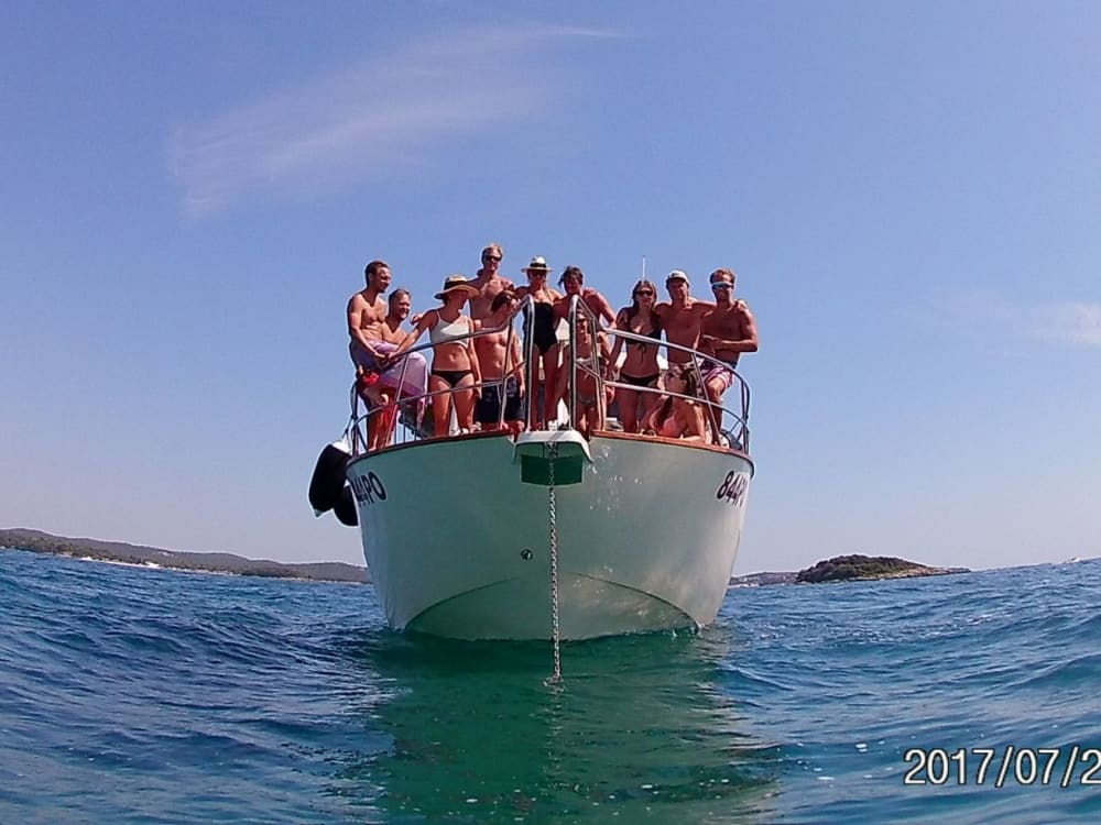 Escursione privata in barca di 8 ore con osservazione dei delfini