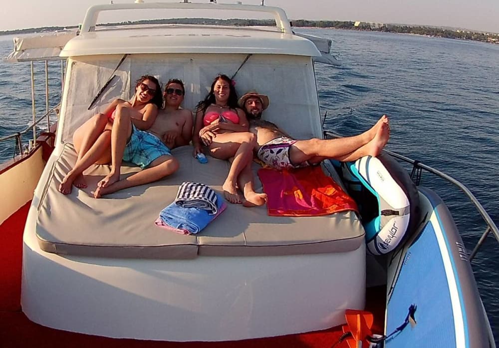 Escursione privata in barca di 8 ore con osservazione dei delfini