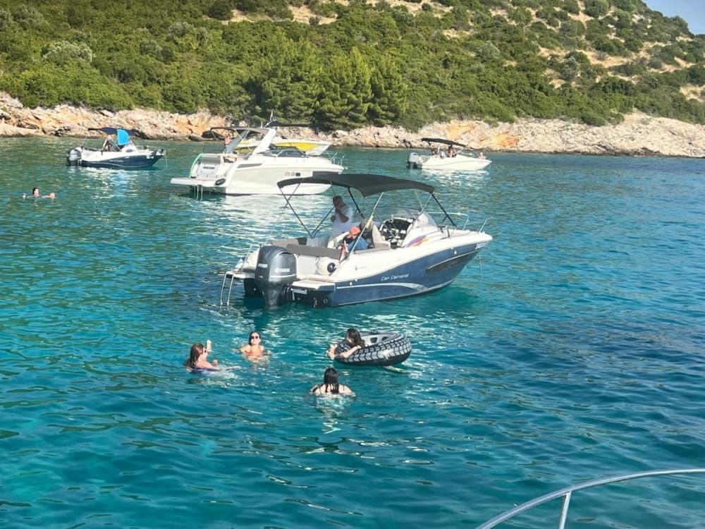 Découvrez les rivages de Dubrovnik : une excursion d'une journée complète à bord d'un bateau à moteur