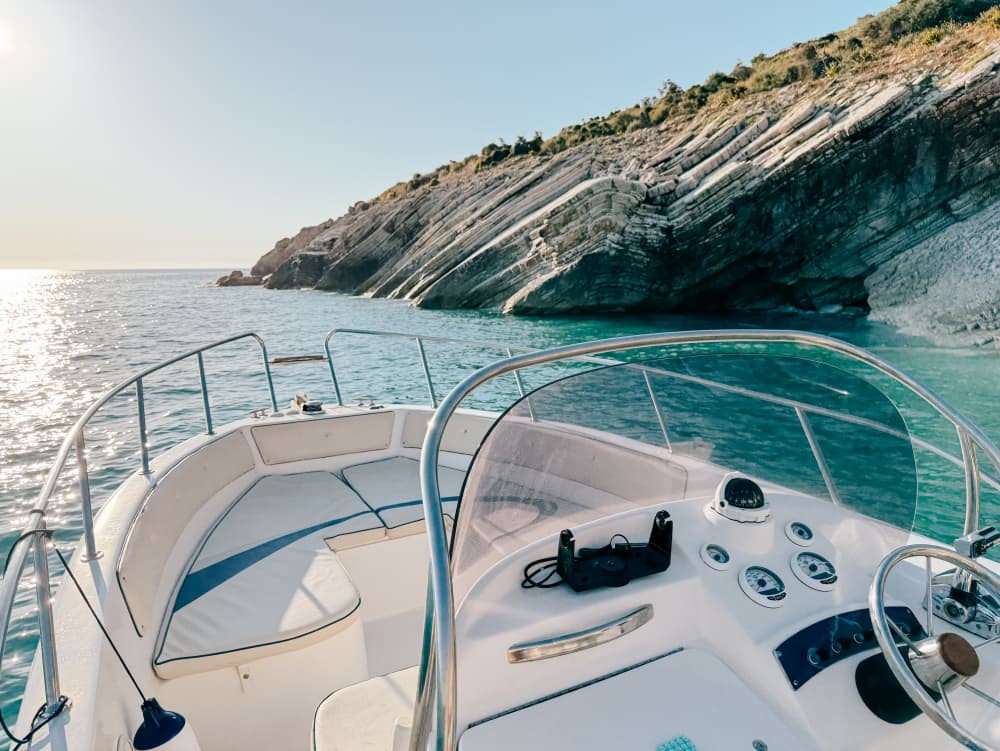 Tour del sud: Ksamil, Grotta dei piccioni e Spiaggia degli specchi con snorkeling