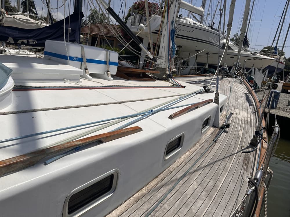 A sailing adventure from Punta Ala to the most enchanting itineraries of the Tuscan archipelago: Elba Island, Cala Violina, Cala Civette, Cala Martina, Giglio, Capraia, and the Scoglio d'Africa.