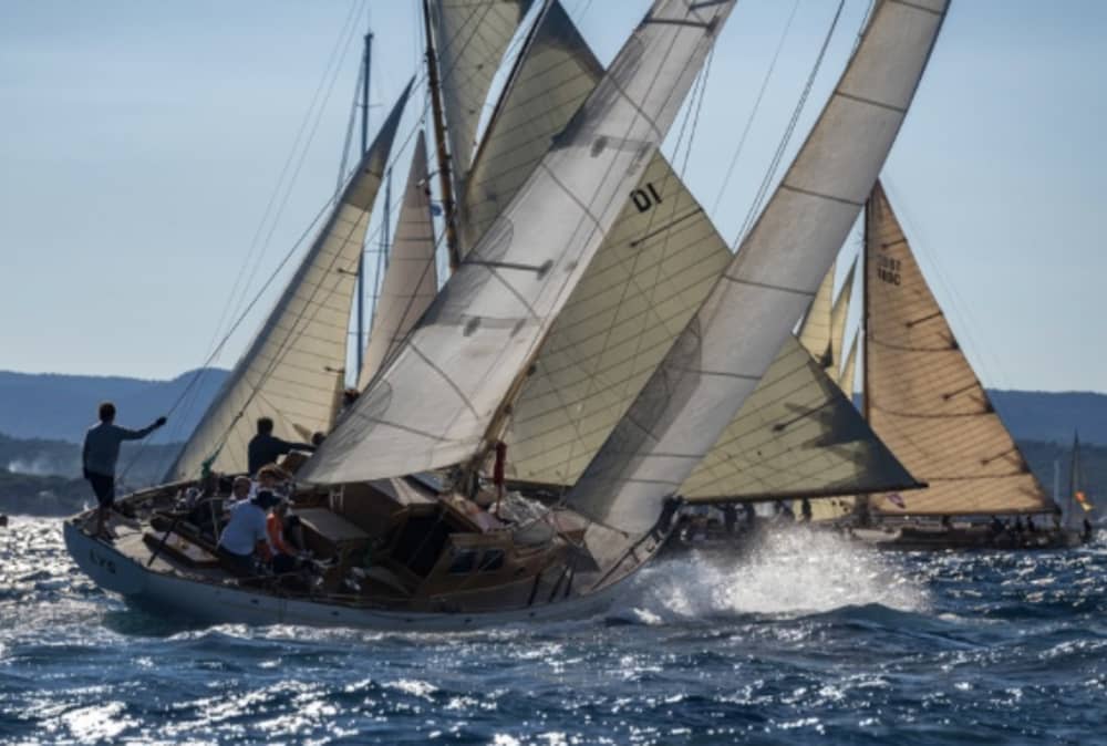 Följ Voiles de Saint-Tropez från havet – 3 timmar av känsla och elegans