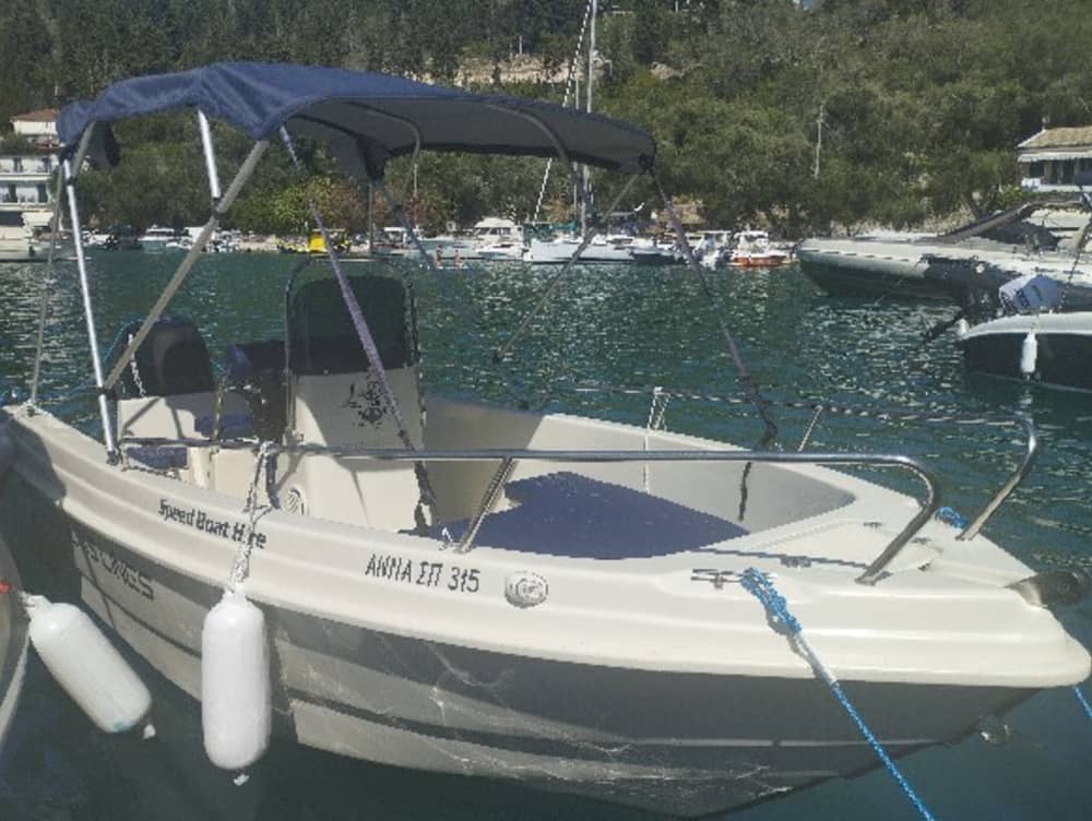 Naviguer avec les dieux : une journée à la découverte de Paxi en bateau à moteur