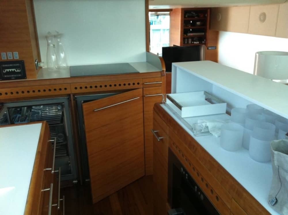 Verfijning op zee: ontdek Furnari aan boord van een luxe motorjacht.