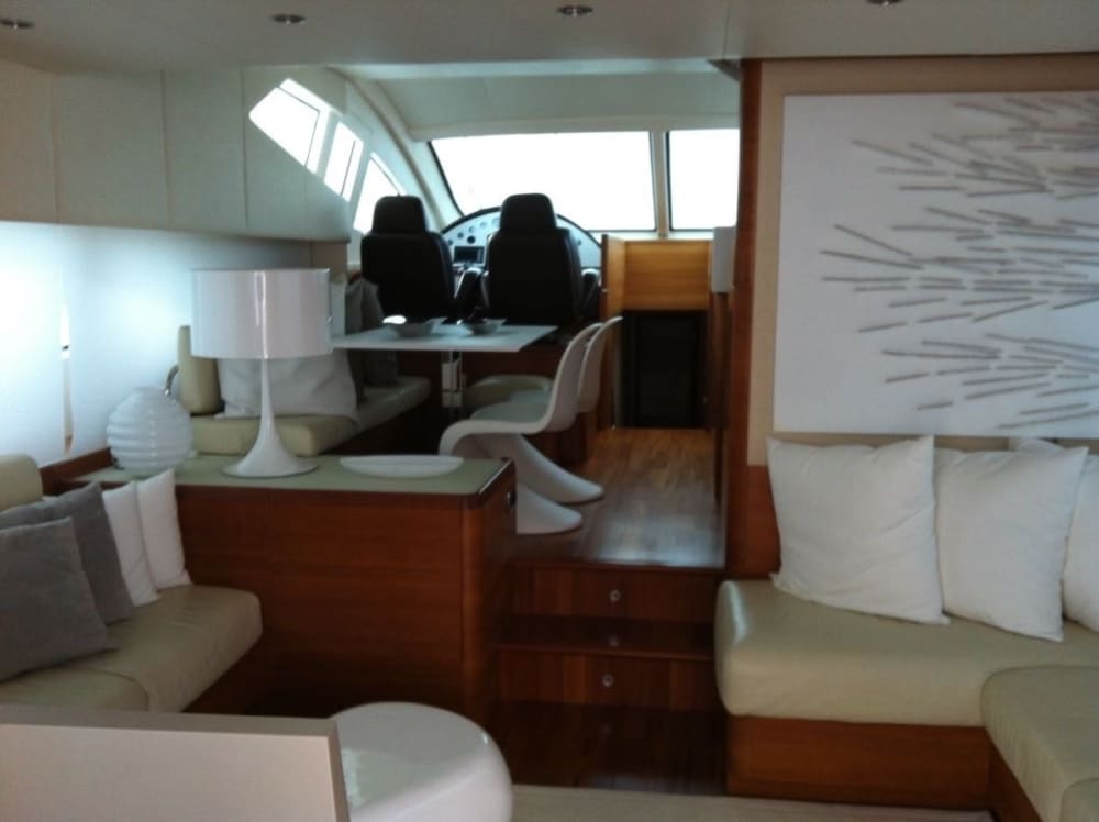 Verfijning op zee: ontdek Furnari aan boord van een luxe motorjacht.