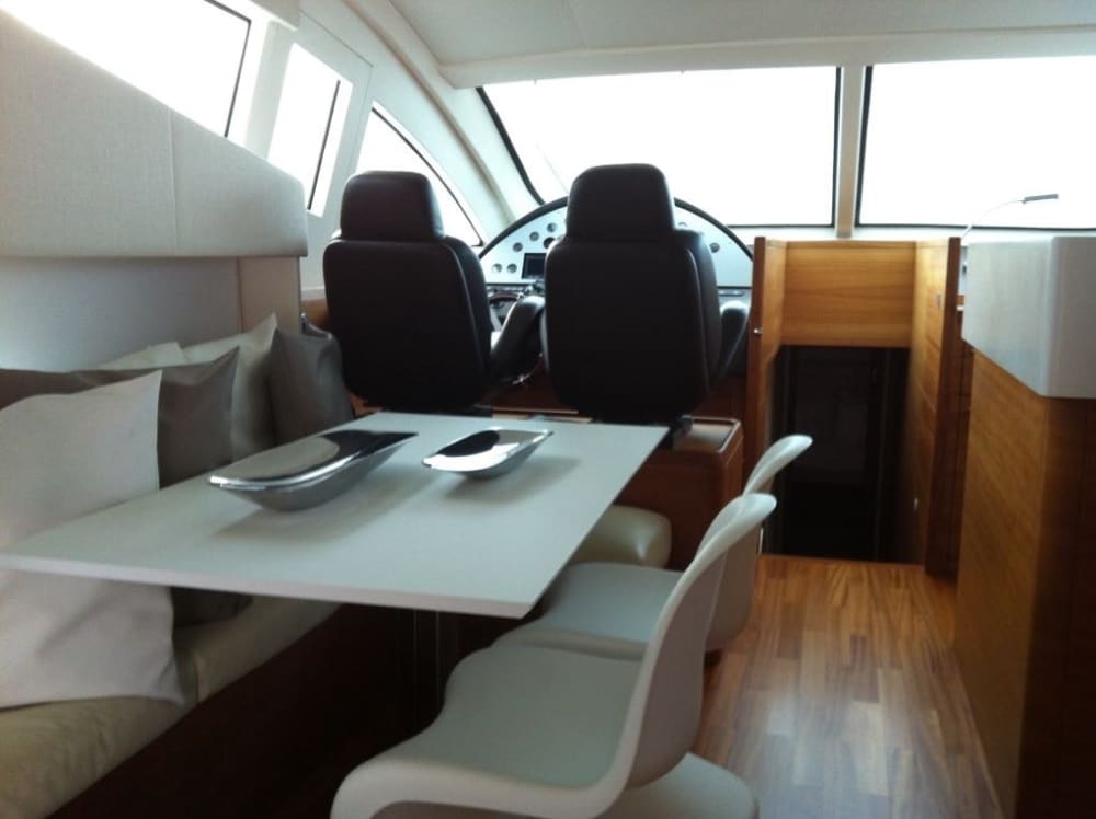 Verfijning op zee: ontdek Furnari aan boord van een luxe motorjacht.