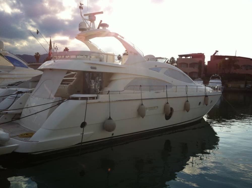 Verfijning op zee: ontdek Furnari aan boord van een luxe motorjacht.