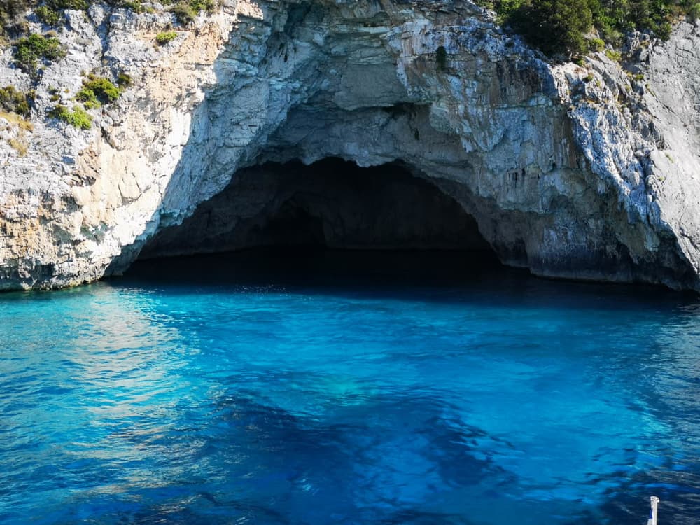 Scopri la baia di KoKotor in motoscafo: esperienza alla Grotta Azzurra e alla Dama delle Rocce