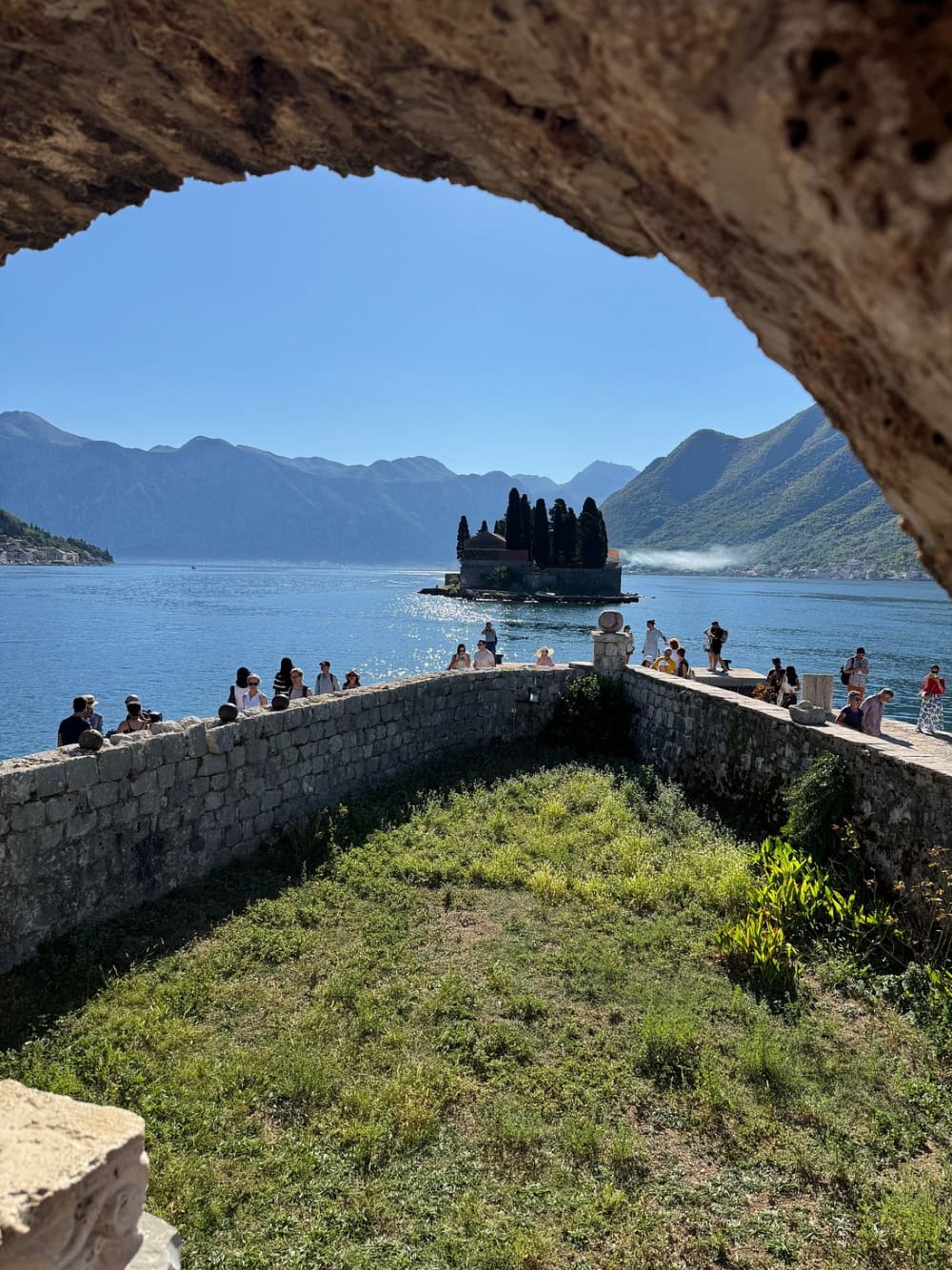 Scopri la baia di KoKotor in motoscafo: esperienza alla Grotta Azzurra e alla Dama delle Rocce