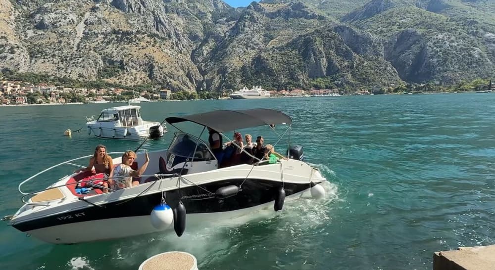 Scopri la baia di KoKotor in motoscafo: esperienza alla Grotta Azzurra e alla Dama delle Rocce