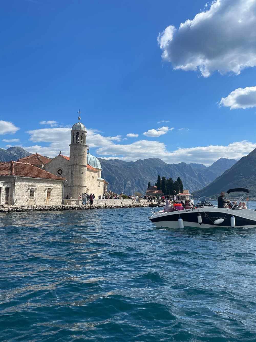 Scopri la baia di KoKotor in motoscafo: esperienza alla Grotta Azzurra e alla Dama delle Rocce
