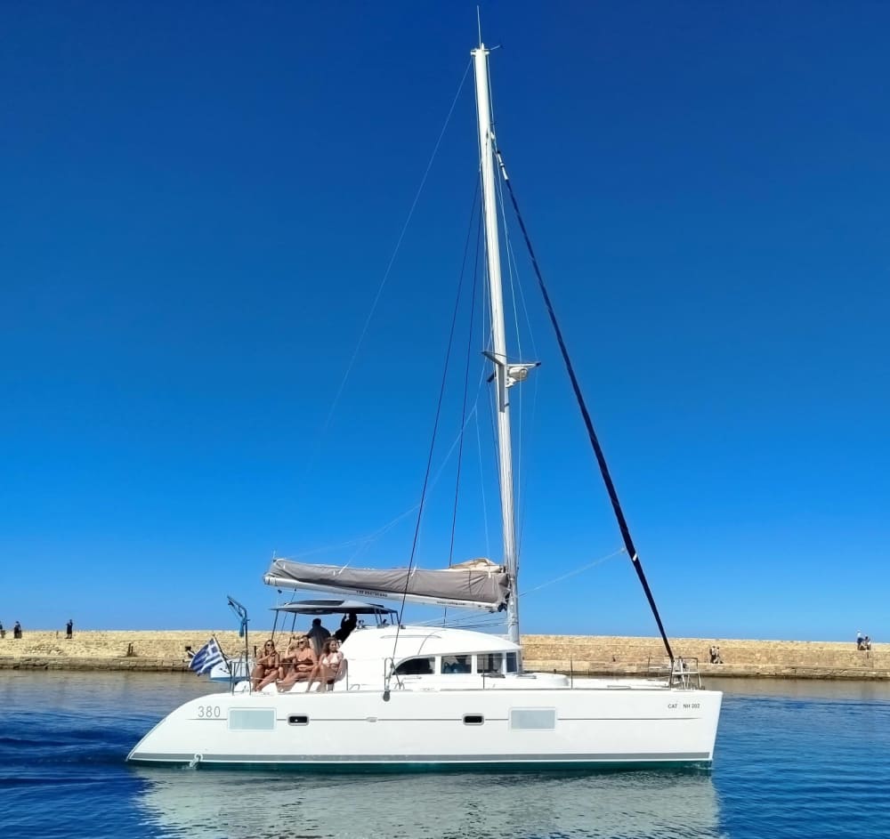 Однодневные прогулки на катамаране из венецианской гавани Ханьи
7 часов с 3 остановками для купания